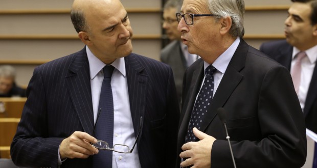 Pierre Moscovici (à g.) et Jean-Claude Juncker sont les prochaines personnalités appelées à témoigner devant le comité d'enquête sur LuxLeaks. (Photo AP)