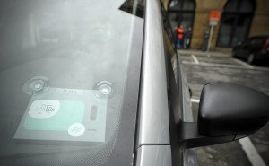Pour ouvrir une voiture Carloh, il faut passer son badge d'abonné sur la vignette collée sur le pare-brise du véhicule.