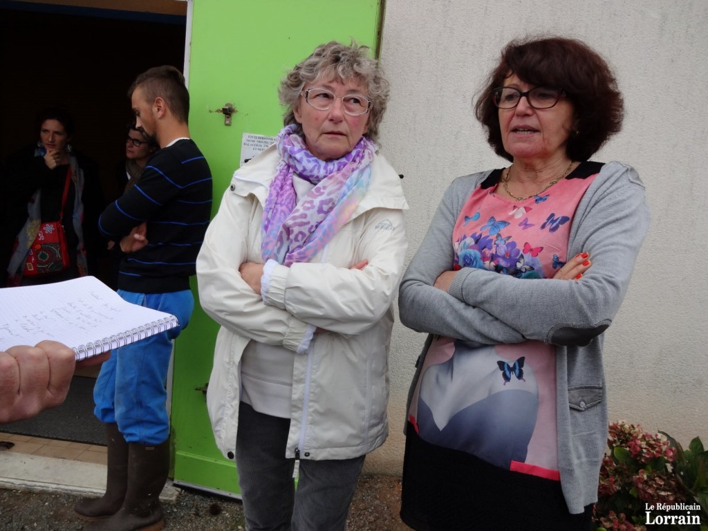 Sylvie et Marie-France, proches de victimes : « Dimanche, on aurait dû tous se retrouver pour le loto. Il y avait deux générations de retraités dans l’autocar, des gens de 60 à 88 ans ». (photo Pascal Jalabert)