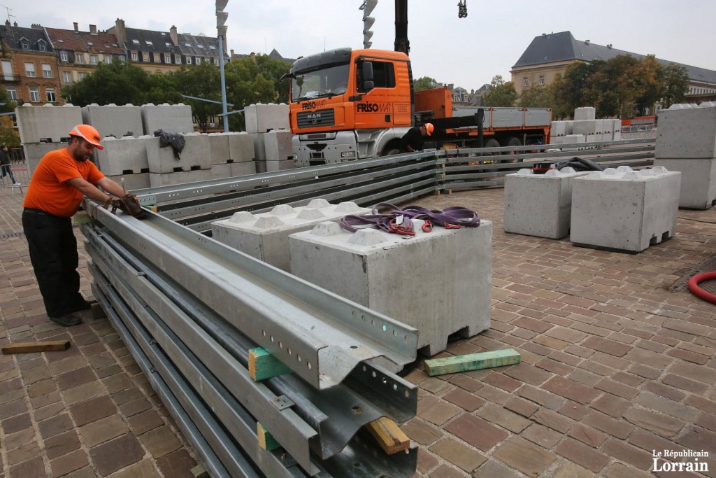 Le chapiteau est en cours d'installation sur la place de la République à Metz. (photo Gilles Wirtz)