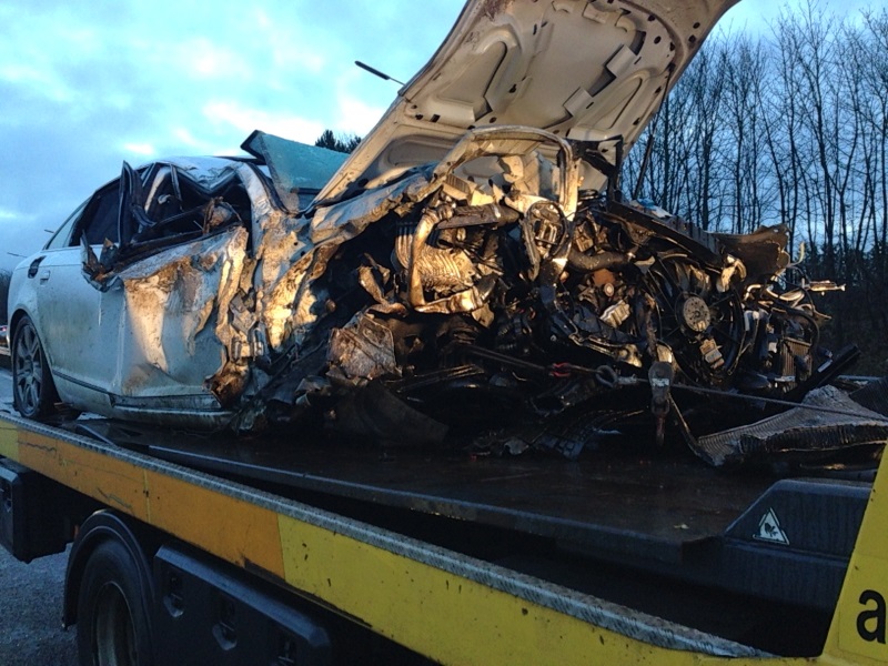 La voiture a subi d'importants dégâts après sa collision avec un camion sur l'A4. (photo Cibett)