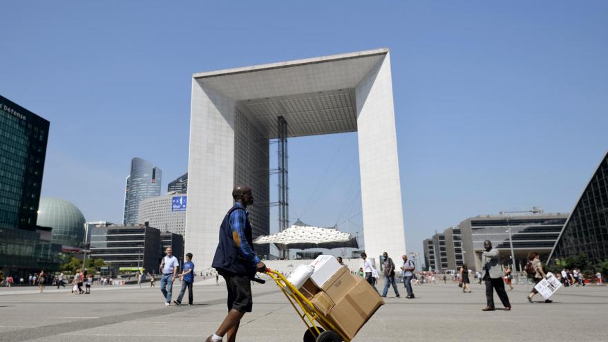 L'arche du quartier d'affaires de La Défense, près de Paris. (photo AFP)
