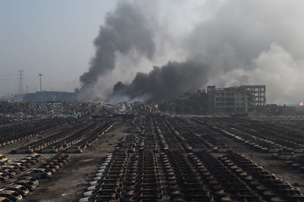17 août. Un cimetière de véhicules carbonisés : scène d'apocalypse en Chine, après la gigantesque explosion d'un entrepôt à Tianjin, en Chine. Un désastre qui a causé 173 morts. AFP PHOTO / GREG BAKER