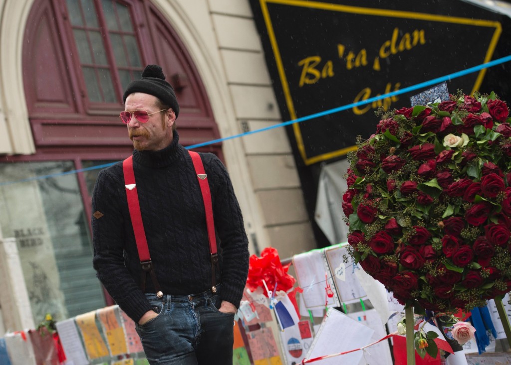Singer of the US rock group Eagles of Death metal Jesse Hughes pays tribute to the victims of the November 13 Paris terrorist attacks at a makeshift memorial in front of the Bataclan concert hall on December 8, 2015 in Paris. The Eagles of Death Metal band returned to the Bataclan concert hall in Paris, nearly a month after they survived a jihadist attack there in which 90 people died. / AFP / Miguel MEDINA