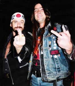 Lemmy Kilmister était du genre à faire un doigt d'honneur au conformisme musical, comme ce 24 octobre 2000 à l'Atelier. Une rencontre que le Longovicien Steph Sauvage (à dr) n'a jamais oubliée. (Photo DR/Steph Sauvage)