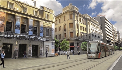 Dans le vieux centre de Saragosse, le tram n'a pas de caténaires.