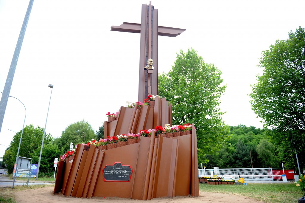Le monument en l'honneur de Jean-Paul II, venu à Belval en 1985. Les mêmes palplanches isolent les routes et les ports du monde entier! (photo Isabella Finzi)