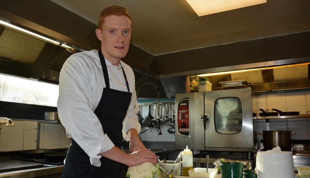 Thomas Murer, 27 ans, ici dans les cuisines de La Mirabelle, est décidé à aller le plus loin possible dans le concours culinaire télévisé de M6. (photo Sylvain Amiotte)