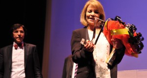 Nicole Calfan à l'ouverture du Festival du film d'amour de Mons, en compagnie du bourgmestre de la ville, Elio Di Rupo (au second plan). (photo Brigitte Lepage)