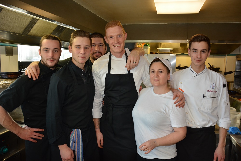 Thomas Murer en cuisine avec l'équipe de La Mirabelle. (photo Sy.A.)