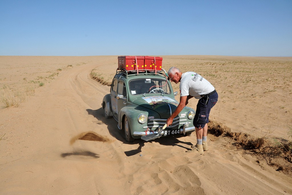 Voiture ensablée au désert de Gobi.