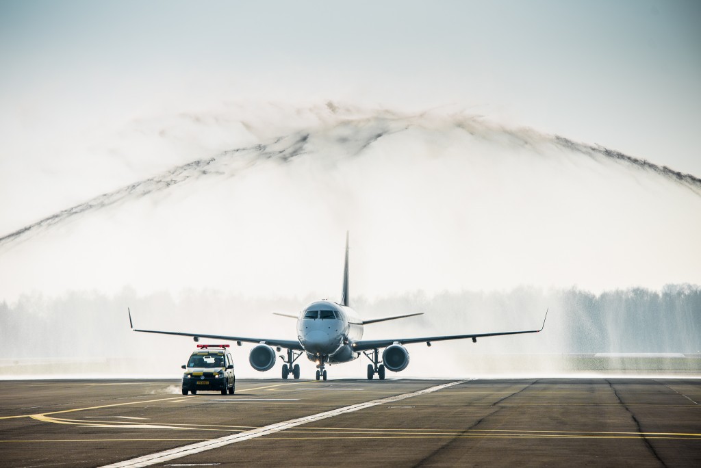 L'appareil, un Embraer Jet 170, a été accueilli sur la piste du Findel par des jets d'eau, comme le veut la tradition lorsqu'une nouvelle compagnie arrive pour la première fois dans un aéroport. (photo lux-Airport)