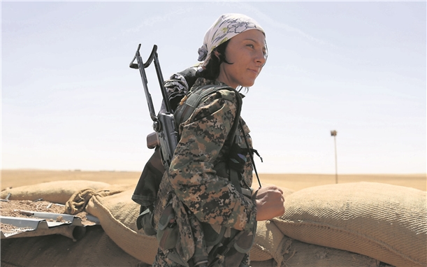 Une combattante des YPJ près de la ville de Hassaké en Syrie, en septembre 2015 (photo AFP)