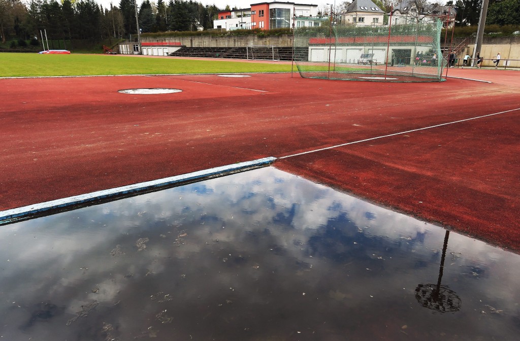 La piste d'athlétisme va totalement être refaite et une tribune de 444 places dotée d'un toit photovoltaïque va être érigée d'ici 2018. (photo Isabella Finzi)