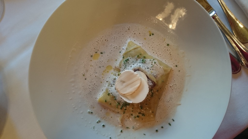 Le plat signature du chef Etchebest : raviole et sauce crémeuse champignons, escalope de foie gras poêlée.