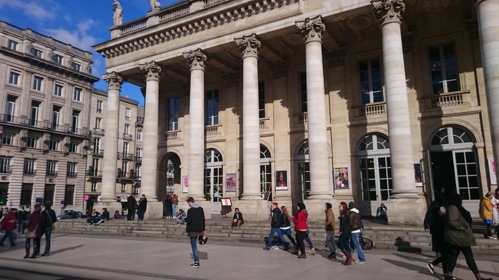 L'entrée du restaurant se situe entre les colonnes à gauche sur cette photo du Grand Théâtre de Bordeaux.