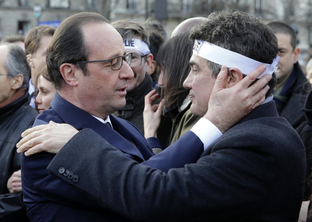 L'urgentiste Patrick Pelloux, ex-chroniqueur du journal (ici avec François Hollande lors de la marche qui avait suivi les attentats), sera présent à Esch le 27 avril. 