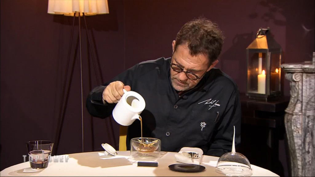 Le chef Michel Sarran dégustant la soupe de Thomas Murer.