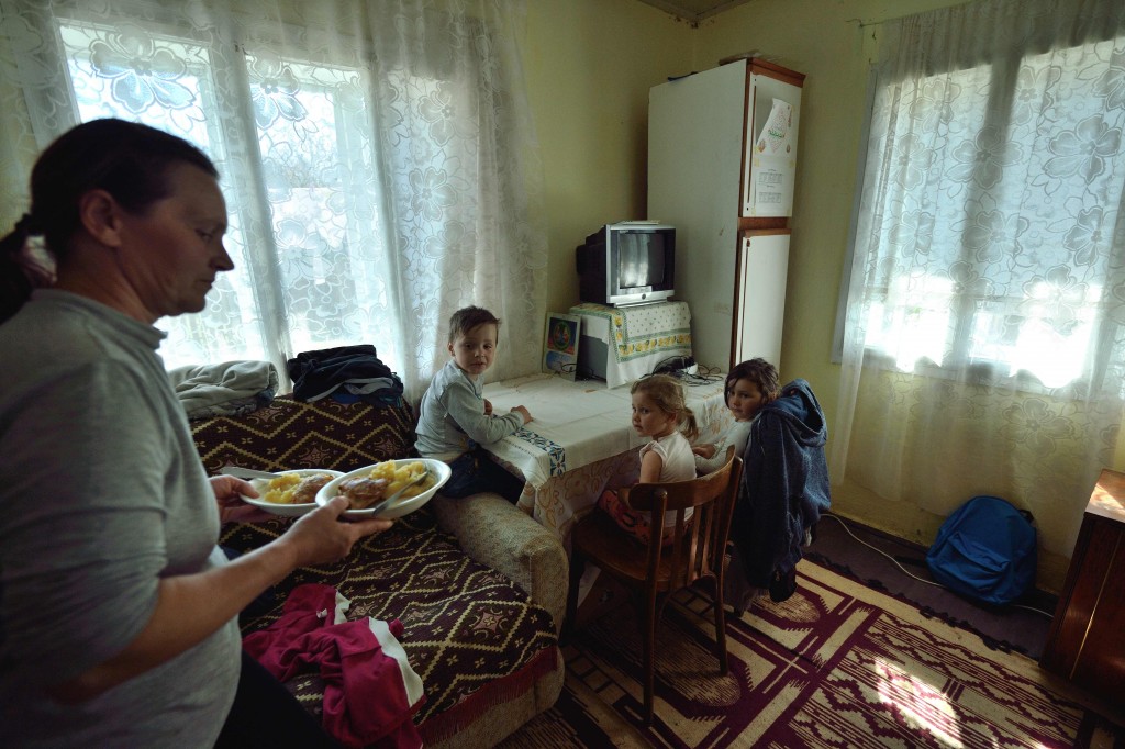 Valentina et ses enfants à l'heure du repas. (photo AFP)