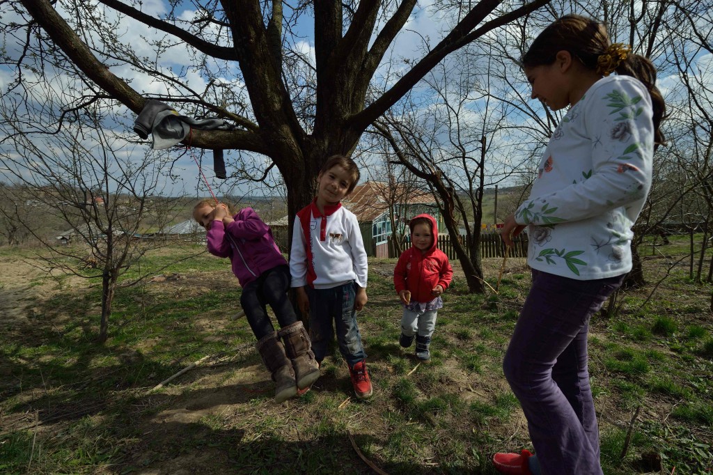 Les enfants de Claudia jouent à l'arrière de leur maison. (photo AFP)