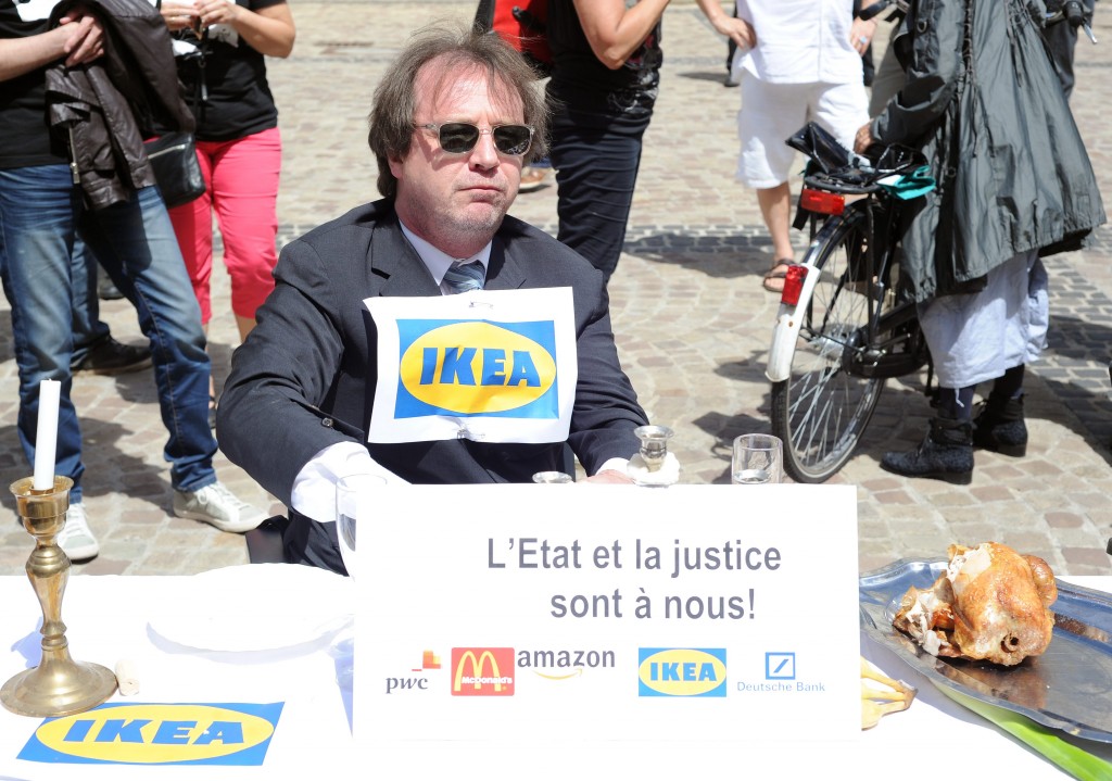 Le banquet des multinationales vu par les soutiens à Antoine Deltour. (photo Hervé Montaigu)