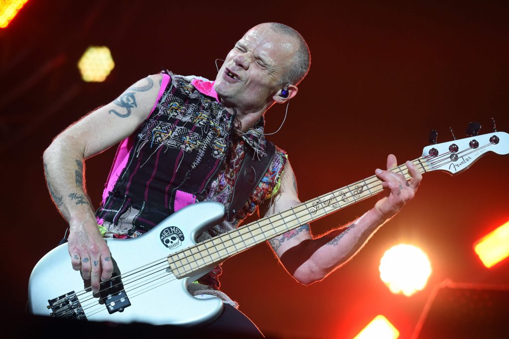 Le bassiste Flea, aussi aguerri que déjanté sur scène. (photo AFP)