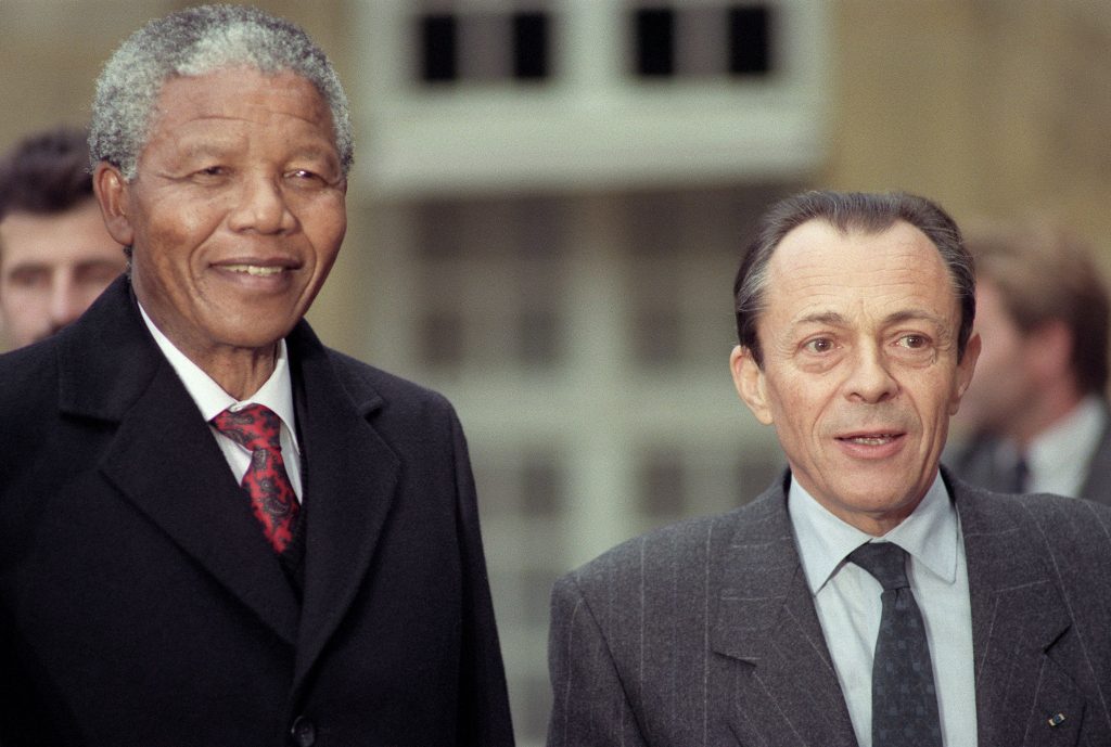 Michel Rocard et Nelson Mandela en juin 1990. (photo AFP)