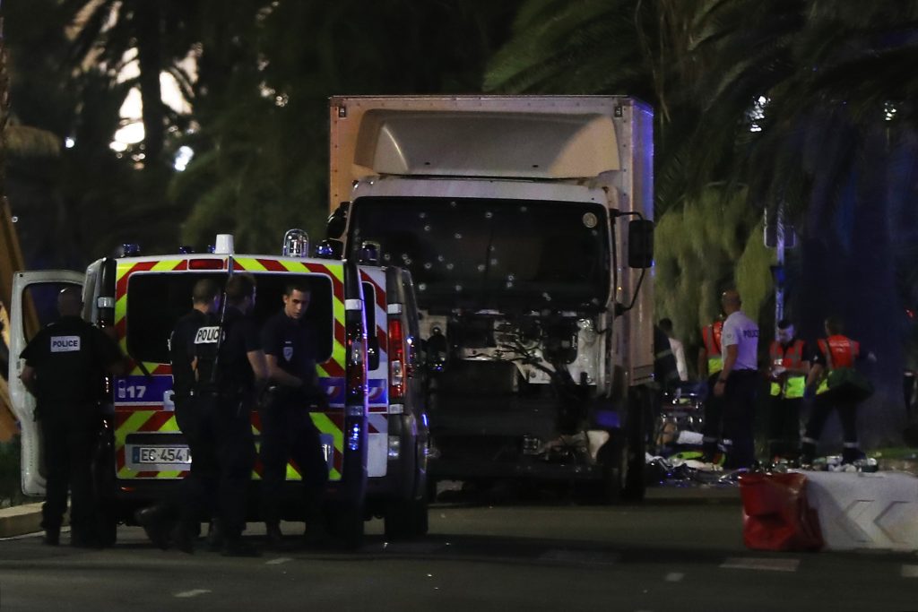 Un important dispositif de sécurité a été délimité dans le centre de Nice, où de nombreuses ambulances, des membres des forces de l'ordre et des militaires se sont déployés. (photo AFP)