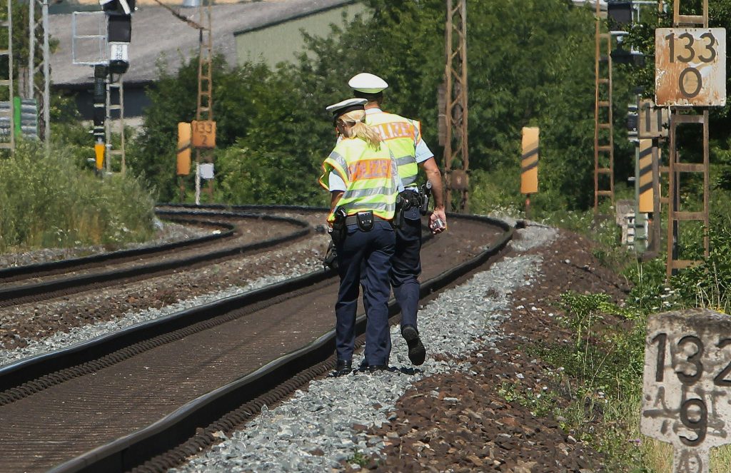 Des policiers allemands ce mardi le long de la voie de chemin de fer, à Wurtzbourg. (photo AFP)