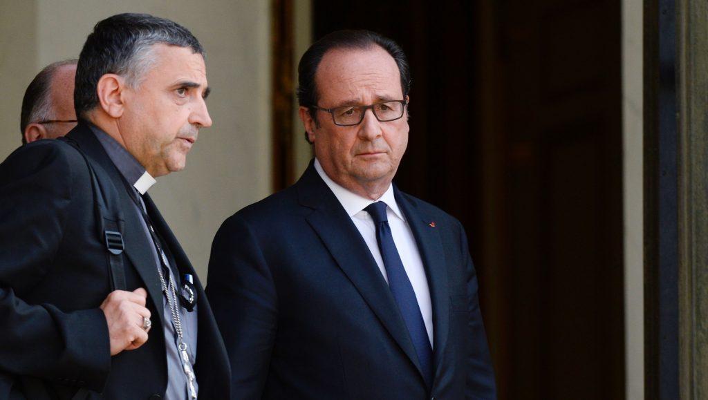 Mgr Lebrun, ici avec le président français François Hollande, après leur entretien ce mardi à la suite de l'attaque terroriste dans une église près de Rouen. (photo AFP)