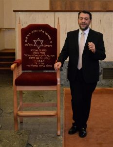 Le rabbin Alain Nacache montre la «chaise électrique» où les circoncisions étaient traditionnellement effectuées. (photo Julien Garroy)