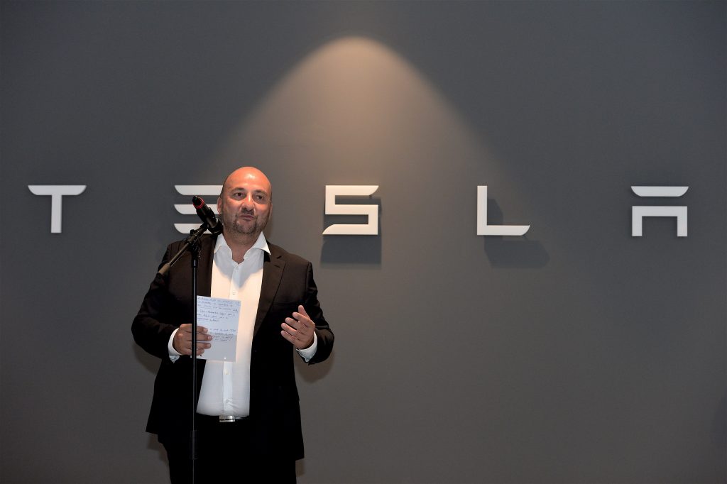 L'inauguration officielle du premier point de vente Tesla au Luxembourg s'est déroulée jeudi soir en présence du ministre de l'Economie, Etienne Schneider. (photo Julien Garroy)