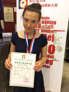 Camilla Hurst récompensée à Shangai pour son projet de microbiologie.
