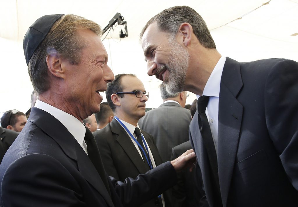 Le Grand-Duc Henri et le roi Felipe VI d'Espagne, lors des obsèques en Israël ce vendredi. (photo AFP)