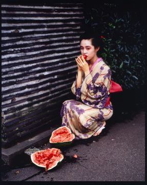 La photographie "Paysage avec couleur" d'Araki, "qui représente une femme tenant à sa bouche un morceau de pastèque faisant allusion à une fellation", commente Deborah de Robertis.
