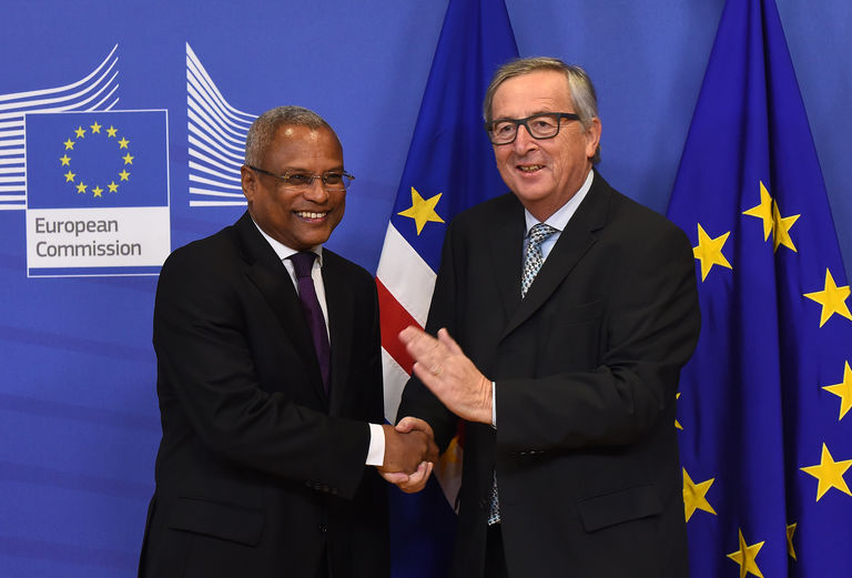Le président de la Commission européenne, Jean-Claude Juncker avec le premier ministre du Cap-Vert, José Maria Nevès, le 2 décembre 2015 à Bruxelles. (photo AFP)