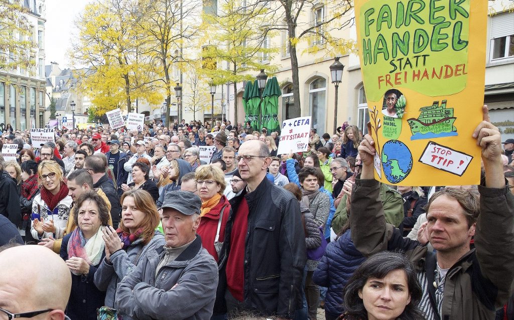 Le 10 octobre 2015, plusieurs centaines de manifestants étaient réunis place Clairefontaine, à Luxembourg, contre le TTIP et le CETA. Une nouvelle manifestation aura lieu samedi. (archives Editpress/Jean-Claude Ernst)
