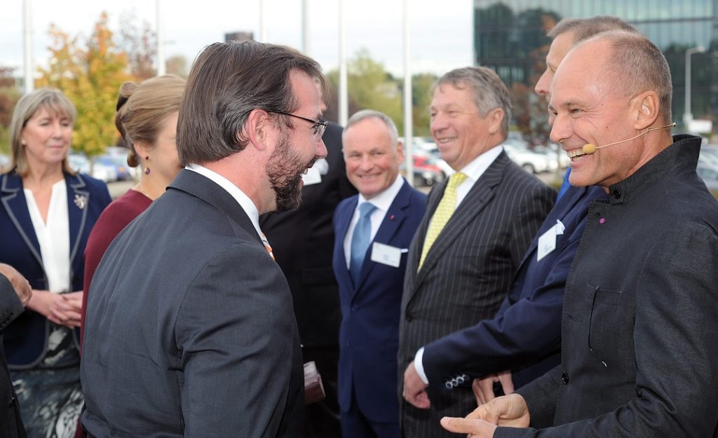 Bertrand Piccard (à d.) saluant le Grand-Duc héritier Guillaume. (photo Hervé Montaigu)