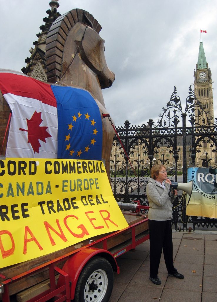 Manifestation contre le CETA devant le Parlement à Ottawa : les mêmes symboles et les mêmes craintes mobilisent les syndicats européens et canadiens. (photo AFP)