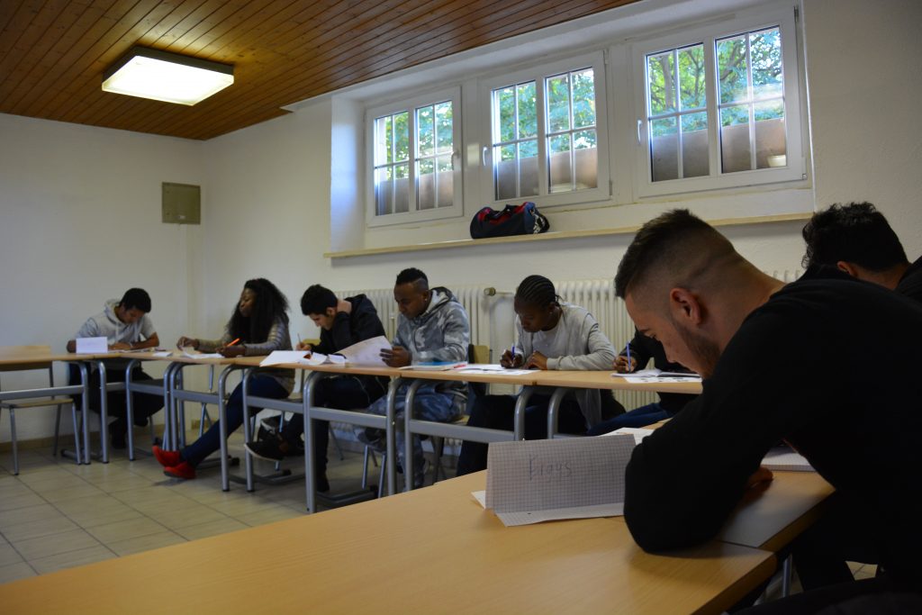 Les cinq classes passerelles de Caritas permettent aux demandeurs de protection internationale de 17 à 27 ans d'apprendre le français. Mais pas seulement. (photo LQ)