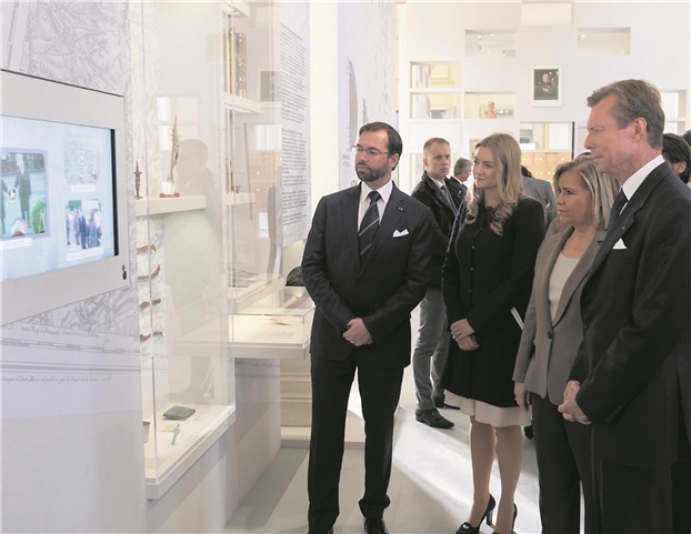 La famille grand-ducale a visité l'exposition «Les artisans de la paix», au Centre mondial de la paix.
