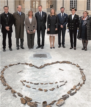Photo symbole devant le Centre mondial de la paix.