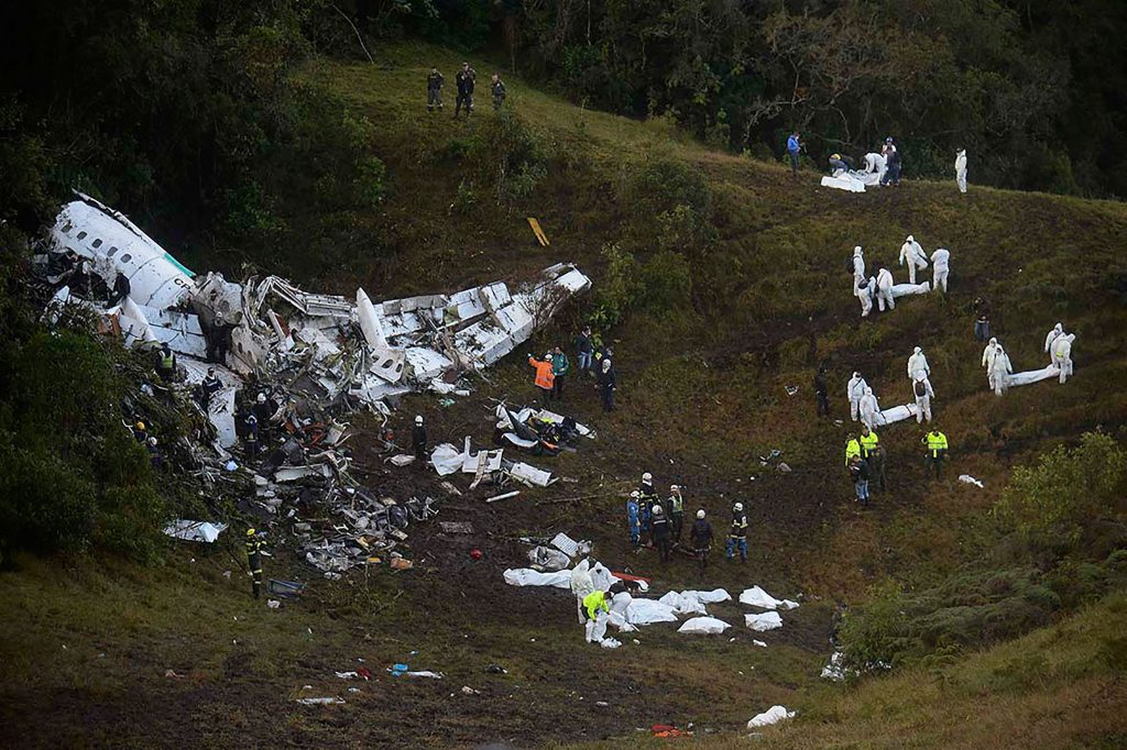 TOPSHOT - Rescuers search for survivors from the wreckage of the LAMIA airlines charter plane carrying members of the Chapecoense Real football team that crashed in the mountains of Cerro Gordo, municipality of La Union, on November 29, 2016. A charter plane carrying the Brazilian football team crashed in the mountains in Colombia late Monday, killing as many as 75 people, officials said.  / AFP / Raul ARBOLEDA