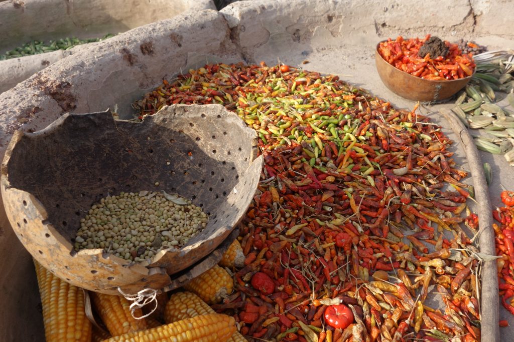 Les piments – qui sèchent ici au soleil – sont consommés en grande quantité au Bénin.