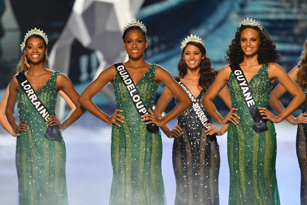 Miss Lorraine (Justine Kamara), Miss Guadeloupe (Morgane Thérésine), Miss Languedoc-Roussillon (Aurore Kichenin) et Miss Guyane (Alicia Aylies), quatre des cinq finalistes avec Miss Tahiti (Vaea Ferrand). (photo AFP)