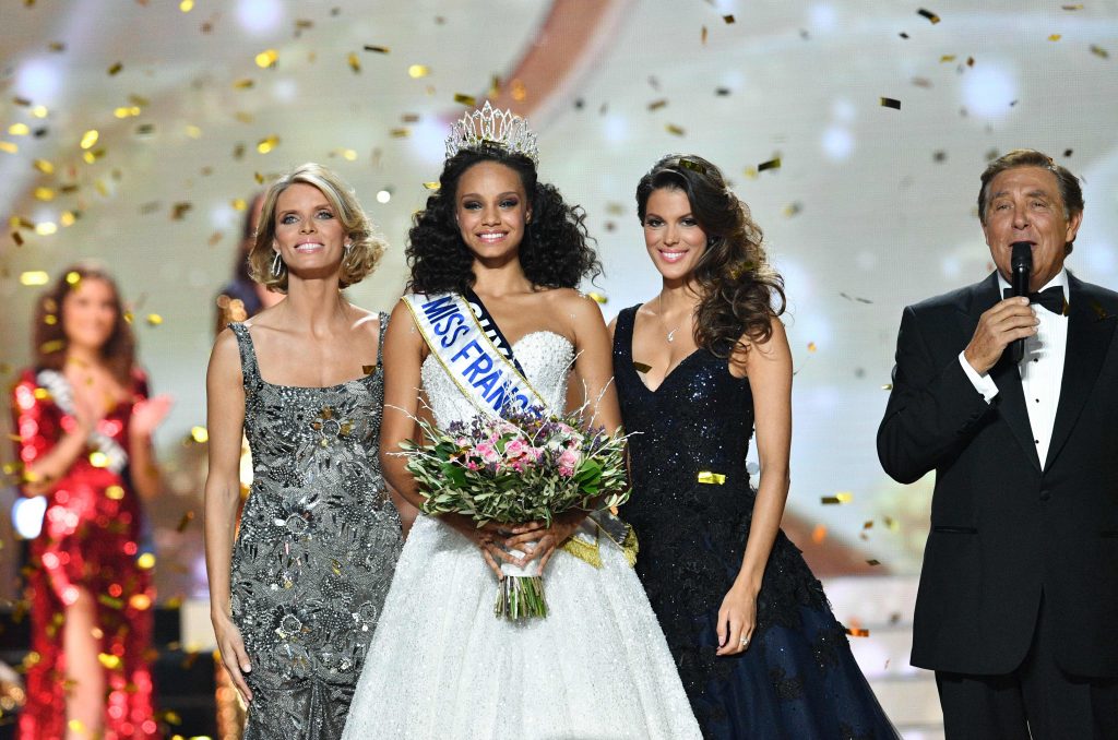 Alicia Aylies, Miss Guyane et désormais Miss France, ici aux côtés de Sylvie Tellier et de Miss France 2016. (photo AFP)