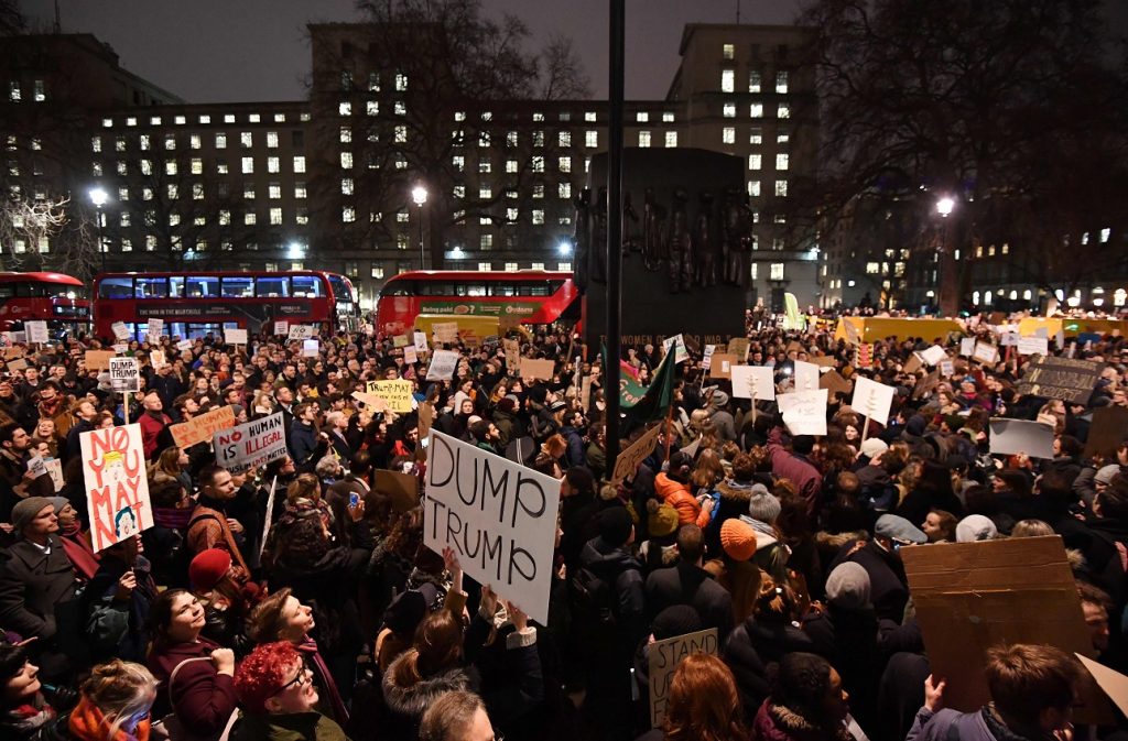 Les Anglais protestent sous les fenêtres de Downing Street.