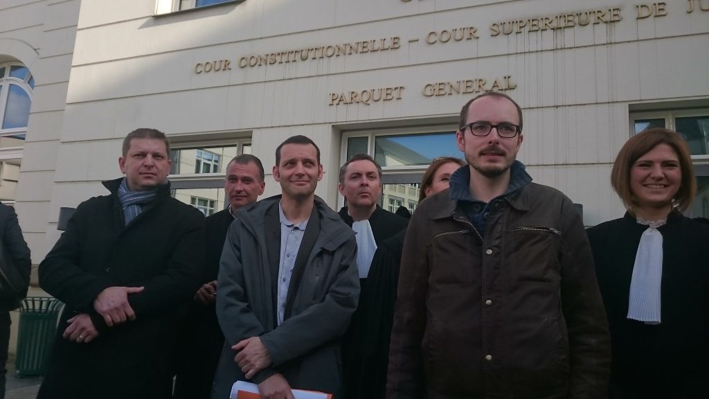 Raphaël Halet, Edouard Perrin et Antoine Deltour, devant la Cour d'appel de Luxembourg, le 15 mars après l'annonce du verdict en appel. (photo Sy.A.)