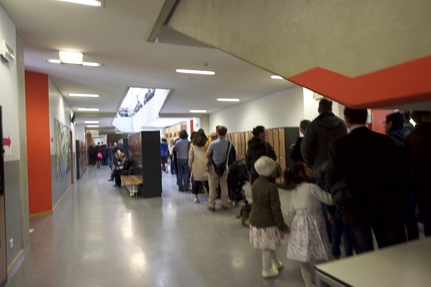Le vote se déroule au lycée Vauban. (photo Alain Rischard)