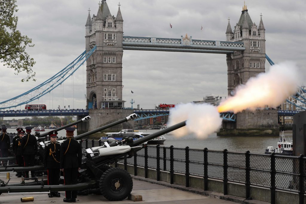 L'anniversaire de Sa Majesté a fait du bruit, salué par 41 salves de coups de canon à Hyde Park et 62 à la Tour de Londres. (photo AFP)